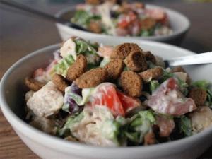 Салат с копченой горбушей – изысканные праздничные блюда Салаты из горбуши холодного копчения