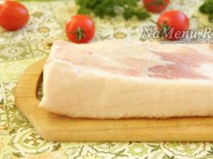 Lemak babi asin melalui penggiling daging dengan resep bawang putih