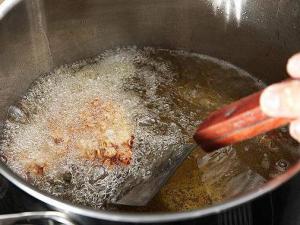 Come friggere correttamente le patate in padella